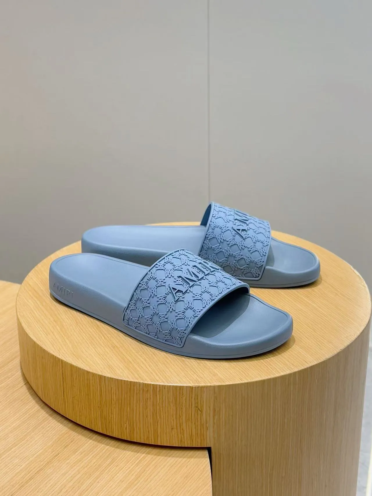 [AMIRI* Emil] P: 300💰 Size: 39-45 Official website new original 1:1 AMIRI* Emil classic men's slippers, high-end boutique, original material, TPU upper, foam bottom, fine workmanship, casual, loose and comfortable, a must-have in summer.